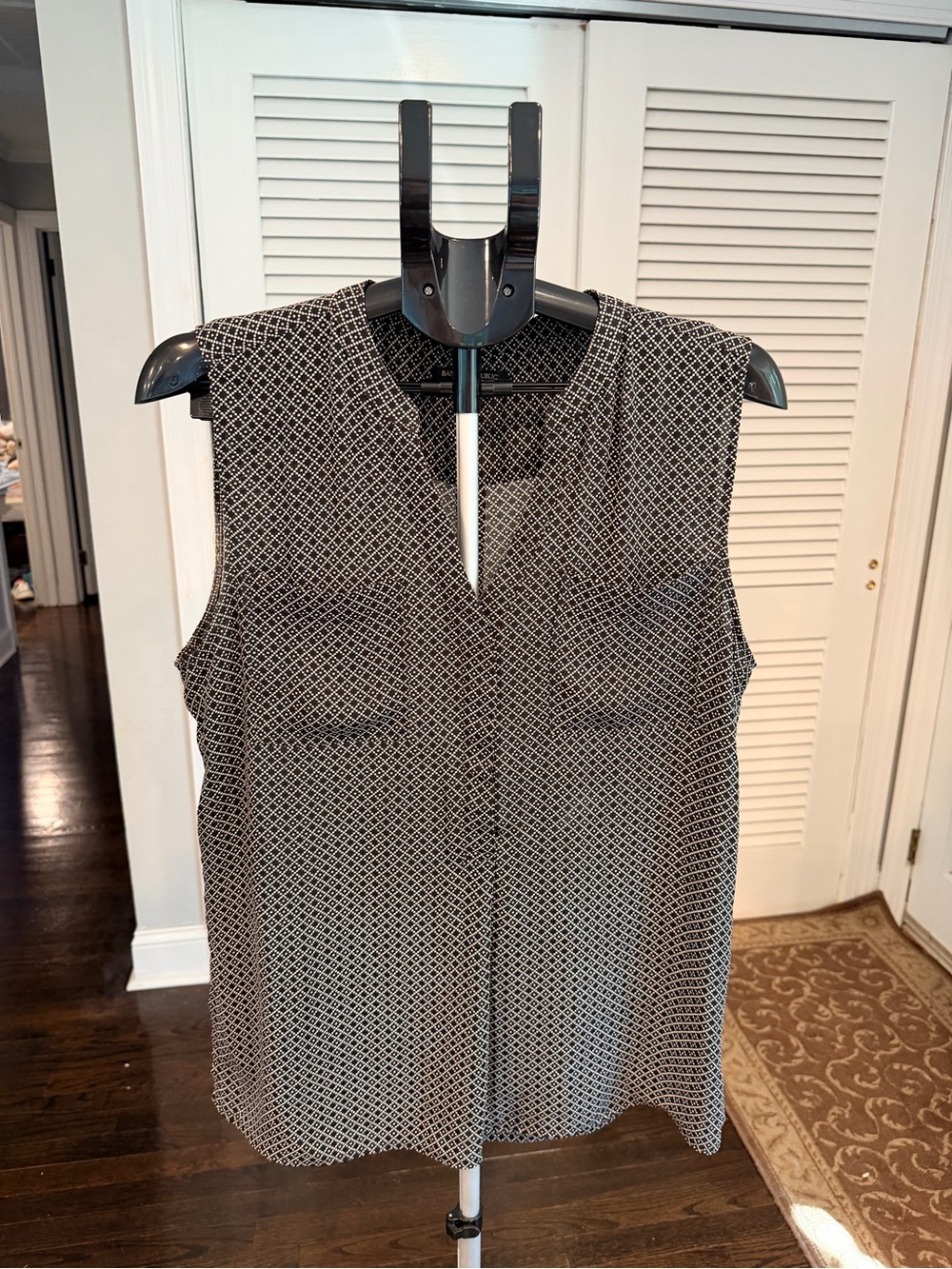 Banana Republic Black & White Sleeveless Geometric V-Neck Camisole